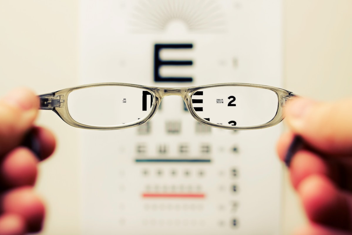 Retro rechteckige Brille im Trend 2024